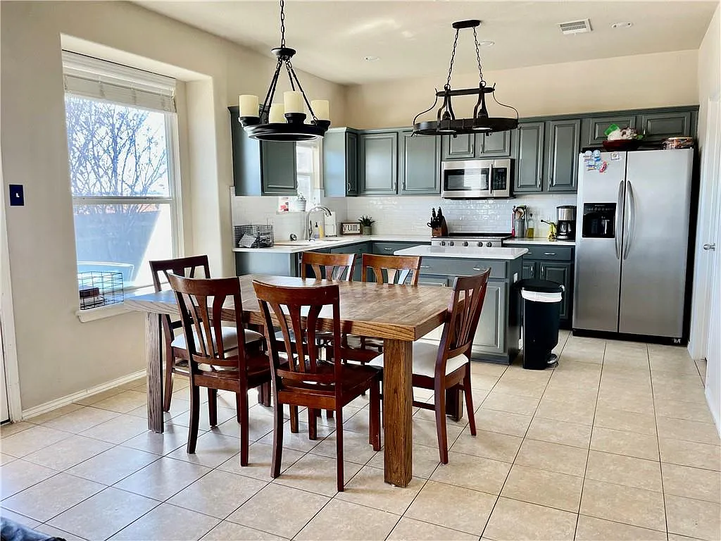 3 bed, 2.5 bath, 1990 sqft, $2,000 — Photo 4