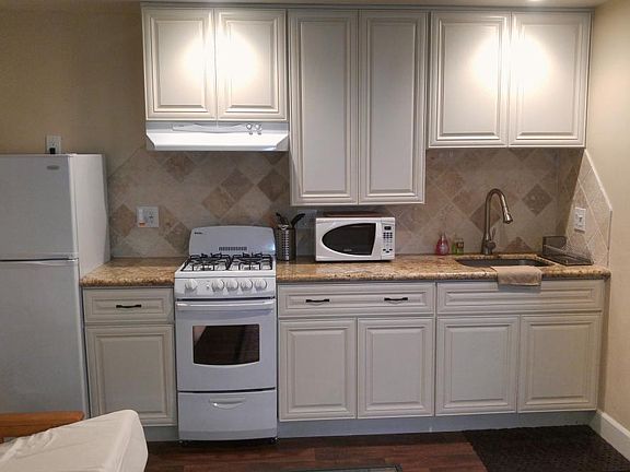 Kithchen with gas stove and oven