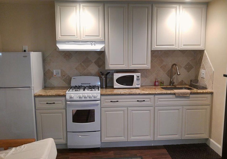 Kithchen with gas stove and oven