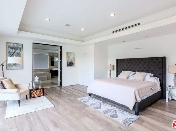 12148 Travis St, Los Angeles, CA 90049