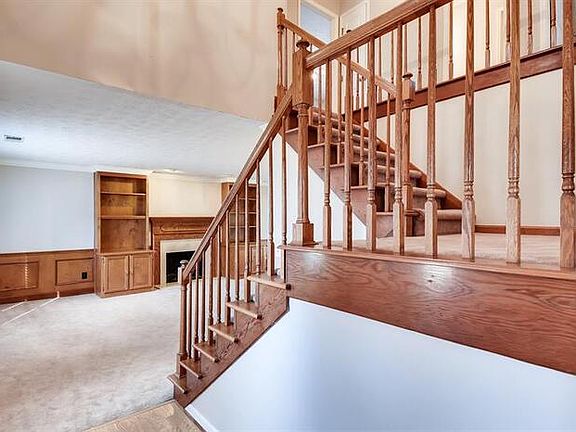 2nd image of 220 Crescent Oak