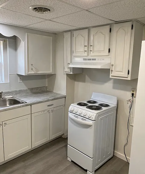 1129 Manor Ave — Photo 4