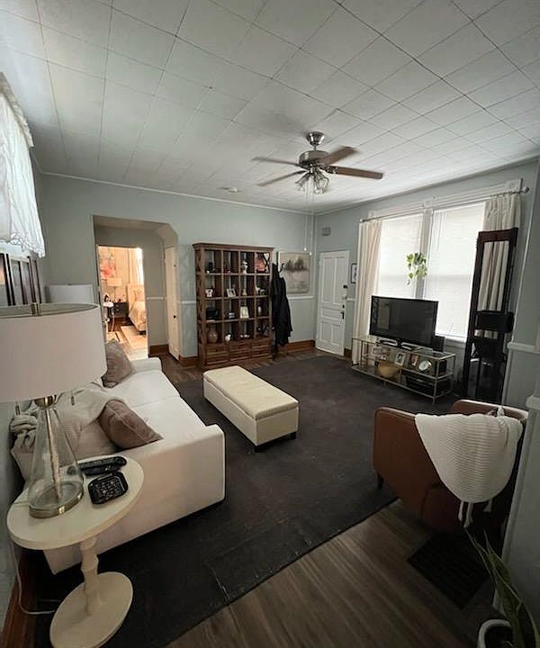 Living room as decorated by the current tenant (to give you layout ideas!)