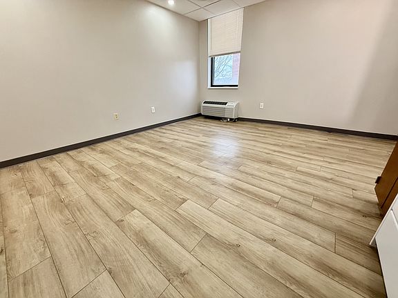 3rd image of 622 17th St #4