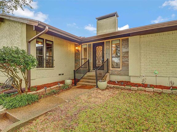 3rd image of 1318 Briar Hollow Ln