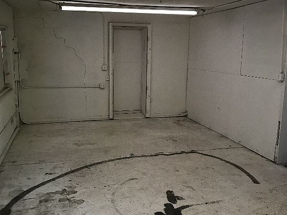 3rd image of 822 Central Ave