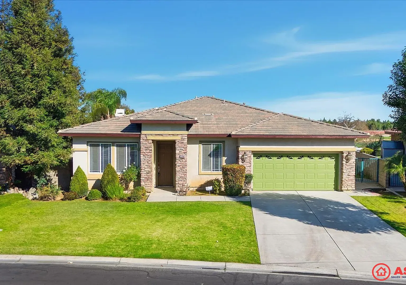 Spacious 4BD/2.5BA Home in Bakersfield's 93312 Garage & Full Kitchen Package! — Photo 1