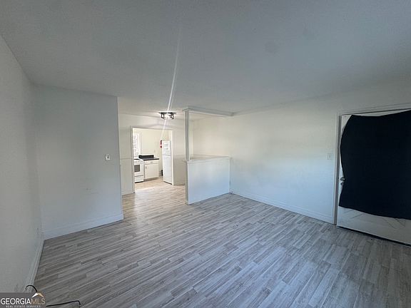 3rd image of 324 N Main St APT 2