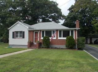 61 Babylon St, Islip Terrace, NY 11752