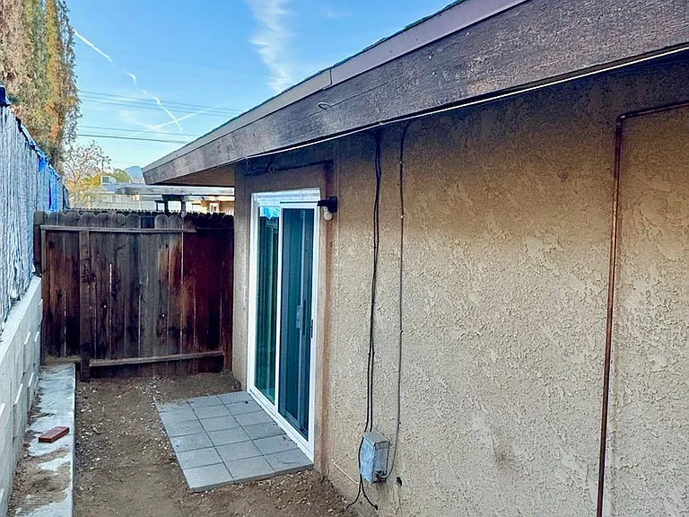 7330 Dumosa Ave — Photo 21