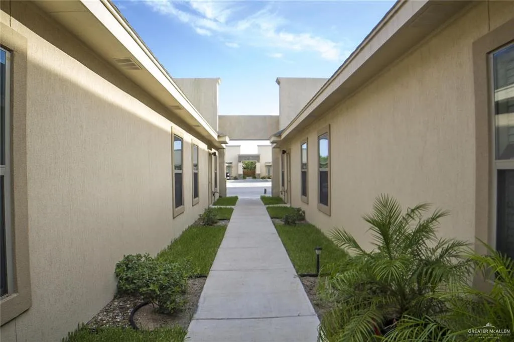 Building Photo - 700 E Myrtle Beach Ave #1