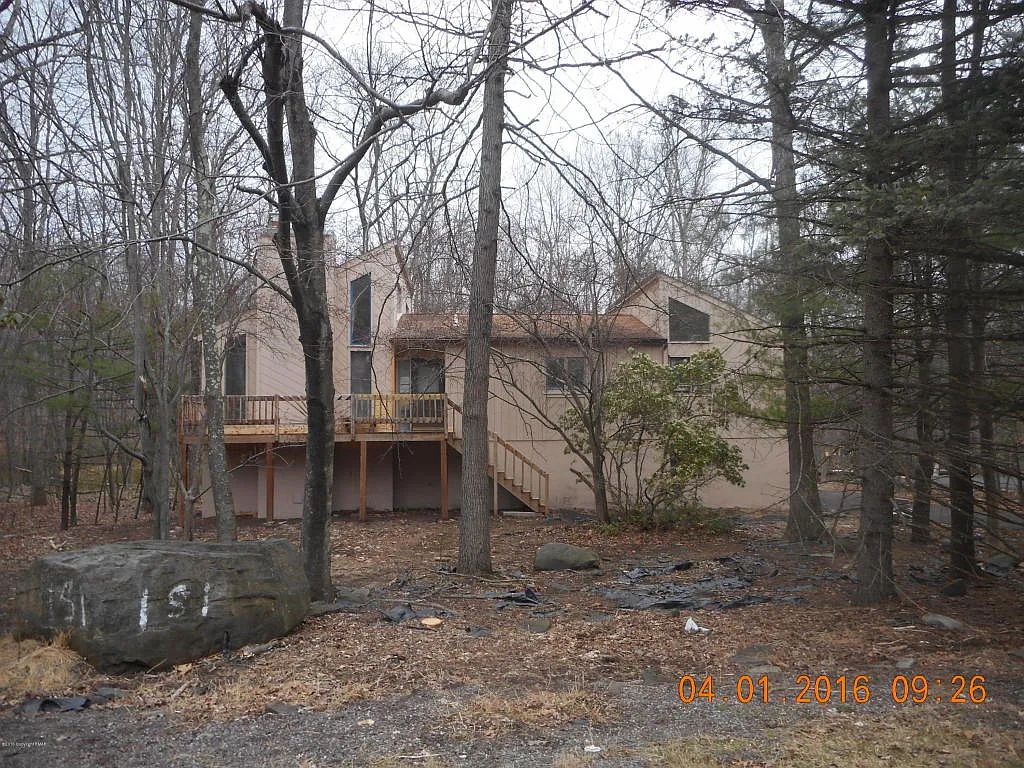 3240 Greenbriar Dr photo 1