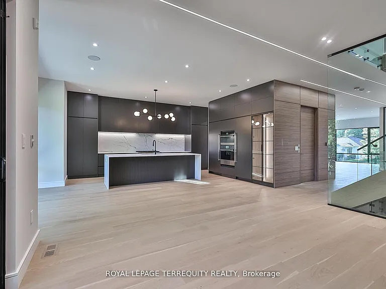 741 Woburn Ave — Photo 15