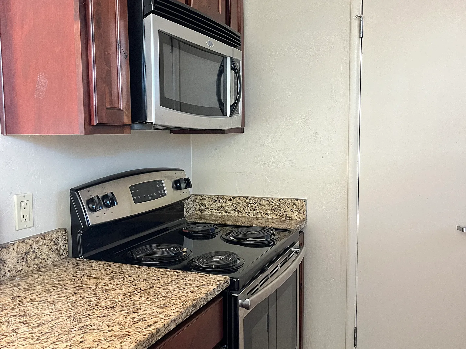 55 N Cherry Ave — Photo 3