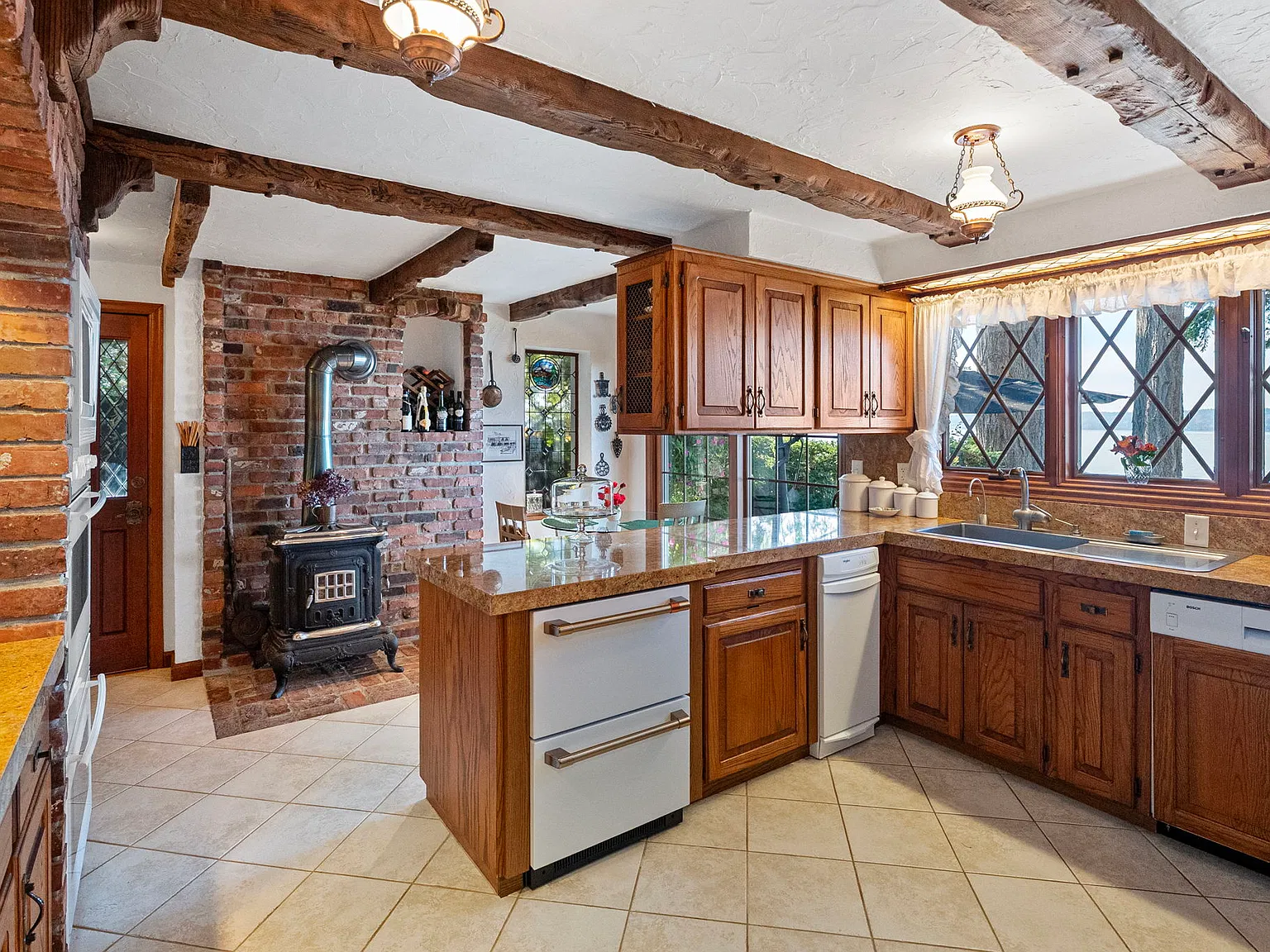 3 bed, 2.5 bath, 3188 sqft, $5,000 — Photo 4