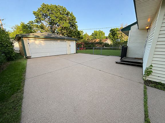 5th image of 10441 Arrowhead St NW