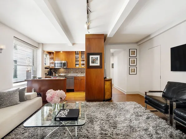 325 W 45th St APT 916, New York, NY 10036