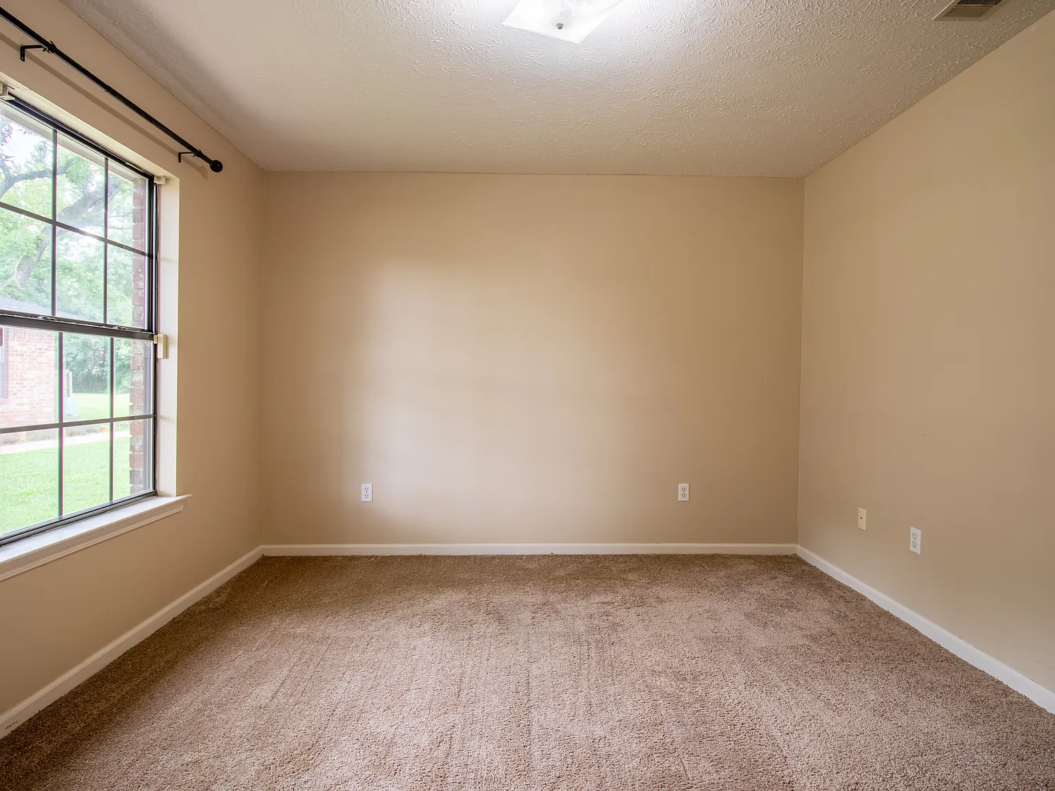 2 bed, 950 sqft, $895 — Photo 2