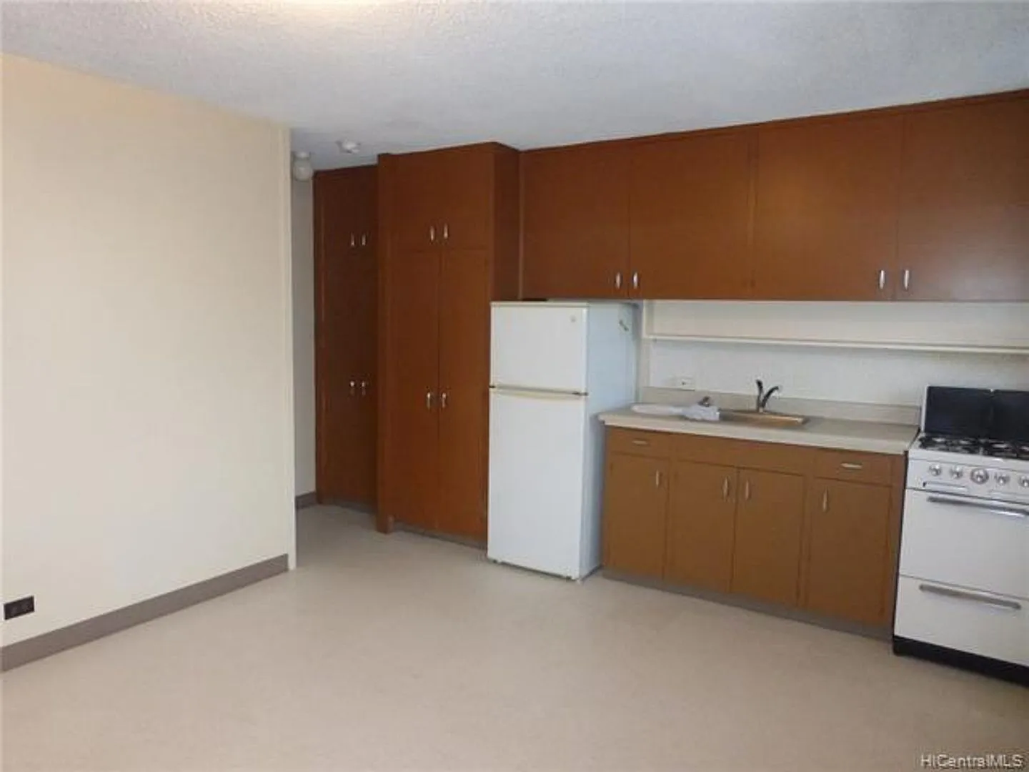 Centrally Located 1-Bedroom Walk-Up Apartment Minutes to Downtown & Queens Hospital — Photo 3