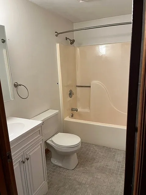 Building Photo - 103 Community Dr #4
