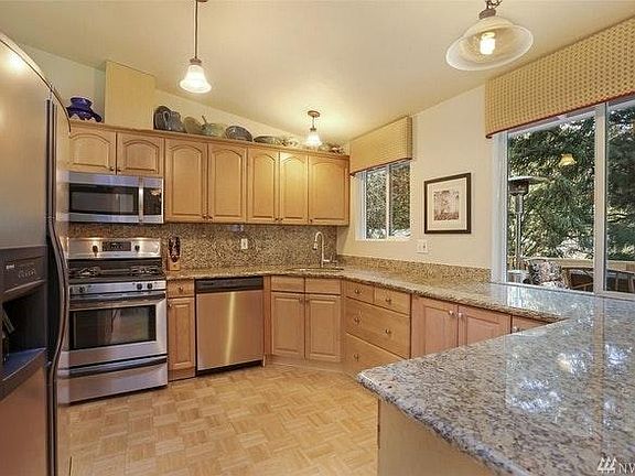 updated kitchen w/ granite countertops & ss appliances