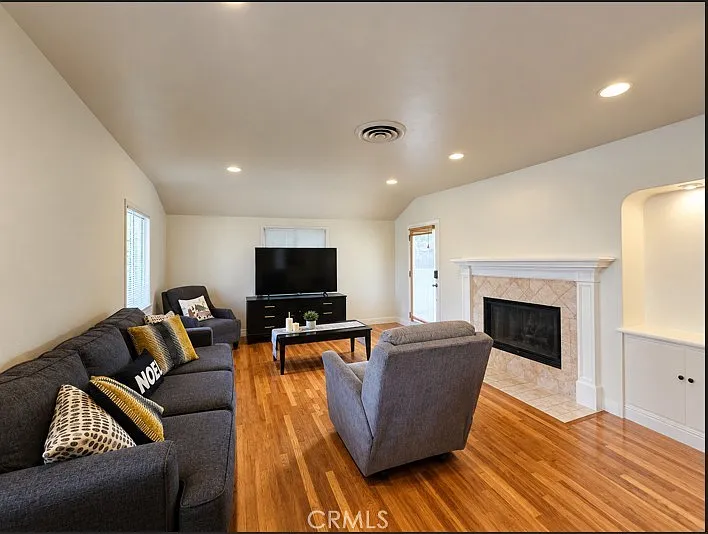2 bed, 1373 sqft, $4,200 — Photo 2