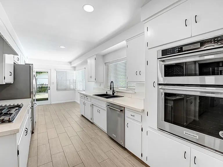 555 Amalfi Dr — Photo 7