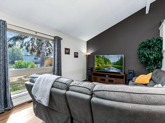 5th image of 2331 Flora Dr