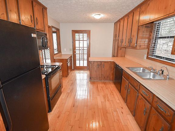 3rd image of 435 Julie Anne Way