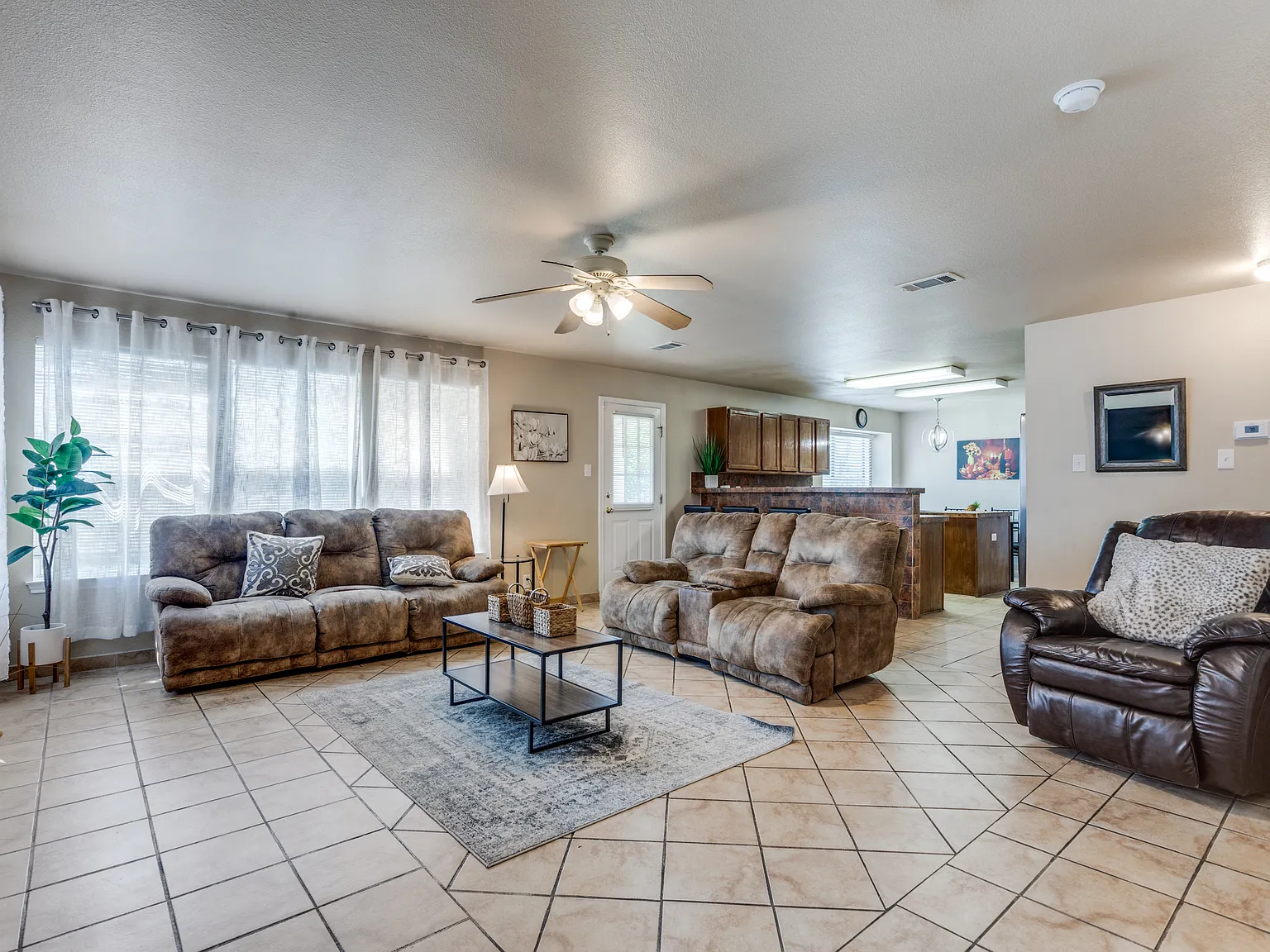 3 bed, 2.5 bath, 2231 sqft, $2,695 — Photo 2