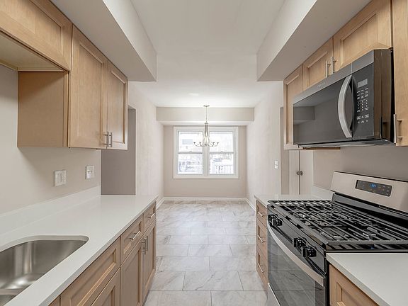 4th image of 330 Hampton Ct Unit A
