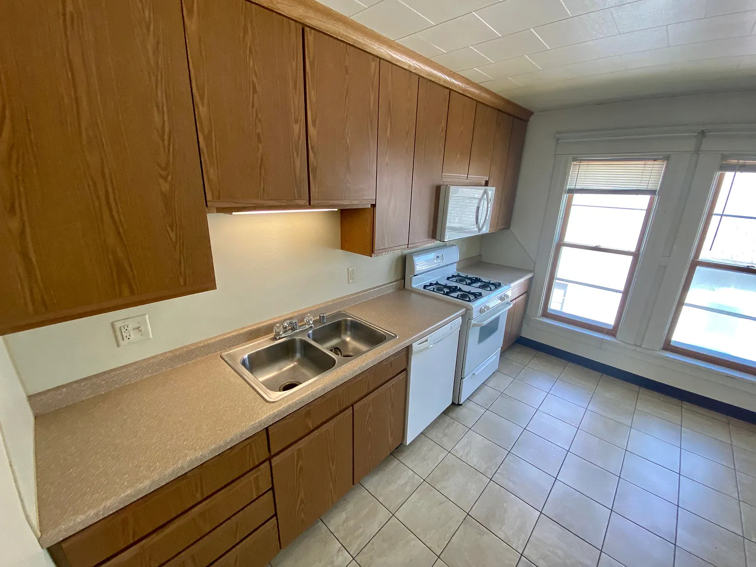 4 bed, $1,900 — Photo 3