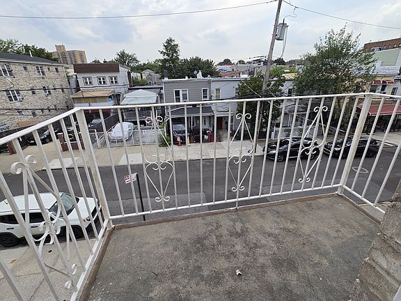 4th image of 1630 Melville St Floor 3