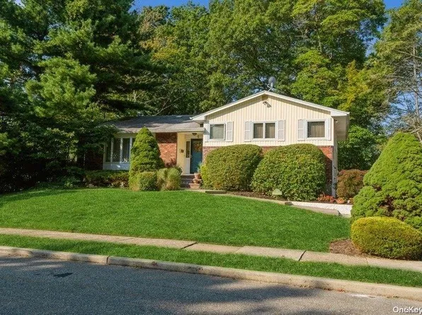 6 Huckleberry Lane, Oyster Bay, NY 11771