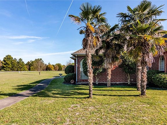 3rd image of 18 Trailridge Dr