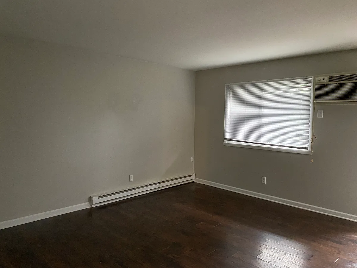 living/family room - 114 Harbor Dr #2B