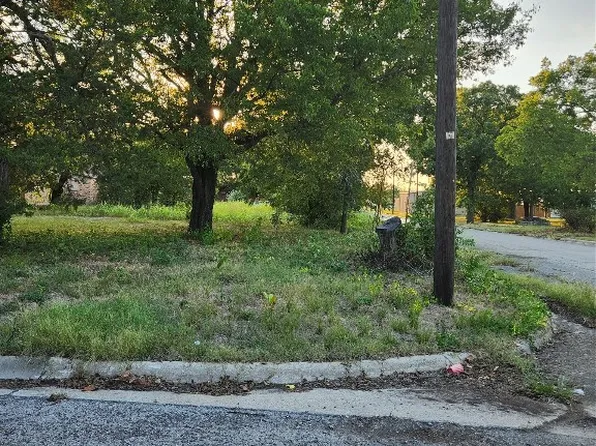 735 Buck St, Gainesville, TX 76240