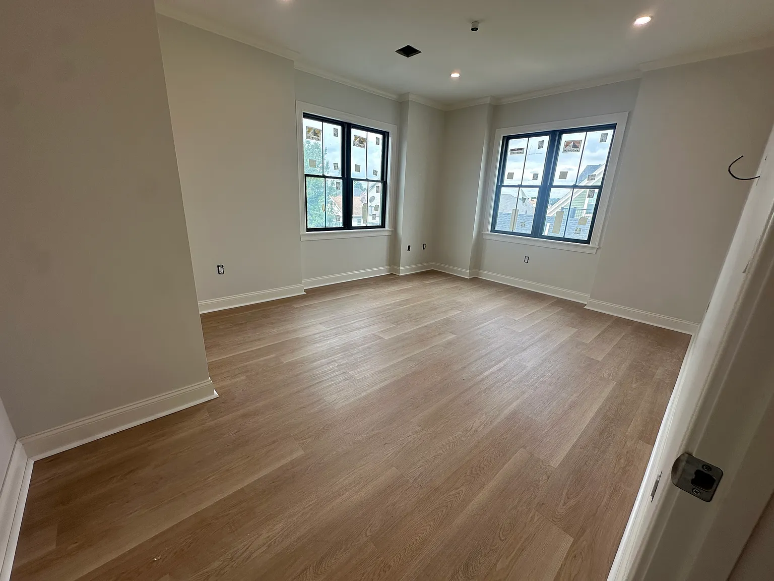 2 bed, 800 sqft, $3,200 — Photo 2