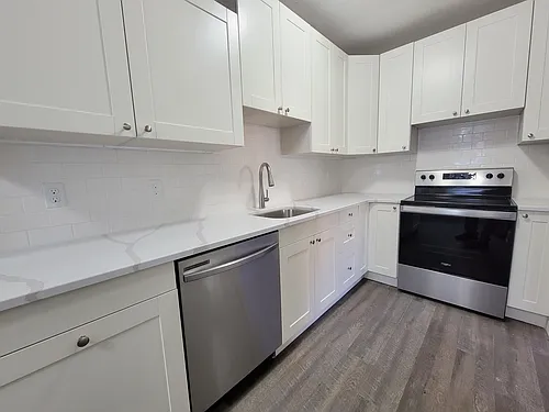 Raymond Apartments Photo 1