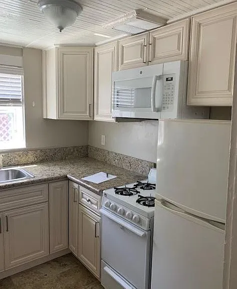 1220 W Olive St #3 — Photo 1