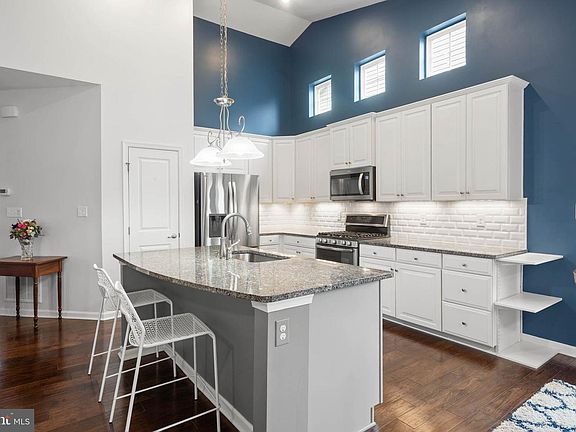 5th image of 33 Waterside Dr