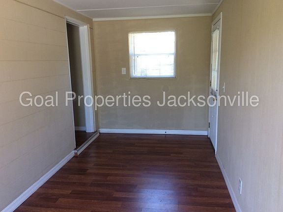 5th image of 908 Crest Dr E