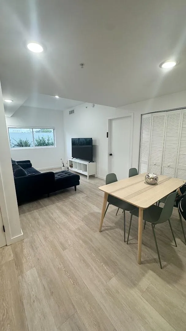 542 SW 7th St - 310 (Furnished Room) — Photo 3