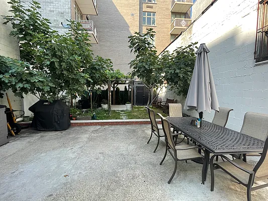 Rented by URBAN UTOPIA REALTY LLC | media 19