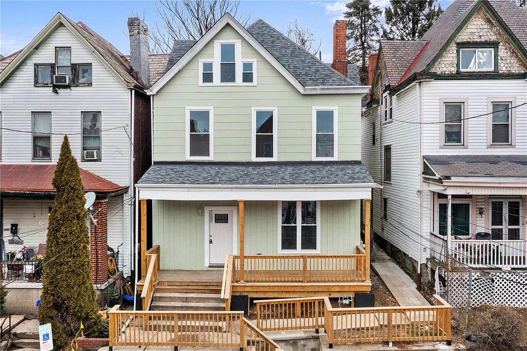 240 Kennedy Ave photo 1