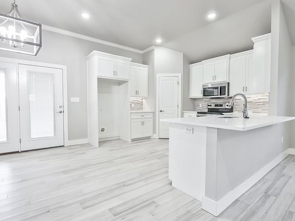 4th image of 5806 Valencia Ave