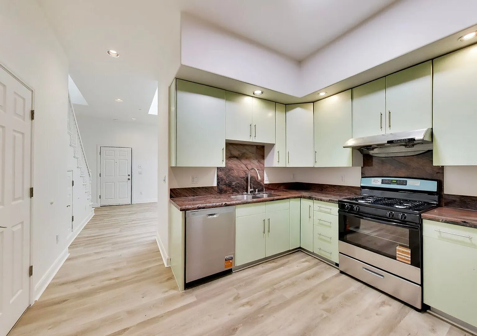 Spacious 2-Bedroom + Private Outdoor Space | Downtown Oakland — Photo 3