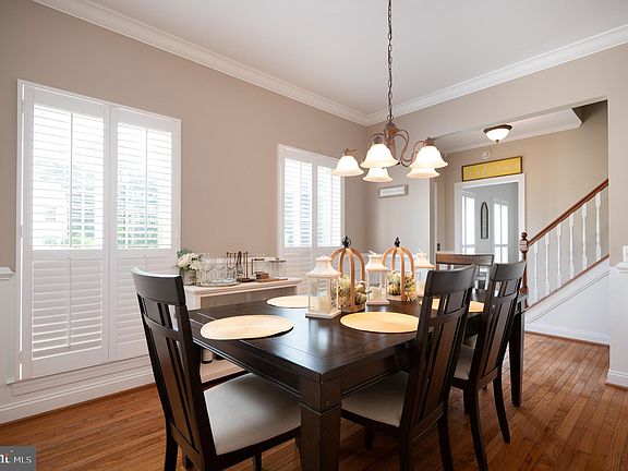 4th image of 219 Timber Knoll Dr