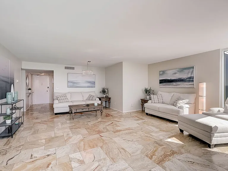 2425 Gulf Of Mexico Dr #14B — Photo 2
