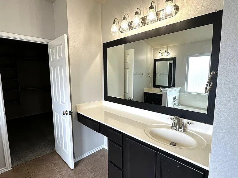 2303 Scott Dr — Photo 16